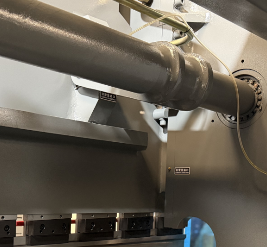 Torsion bar synchronization system of an NC press brake