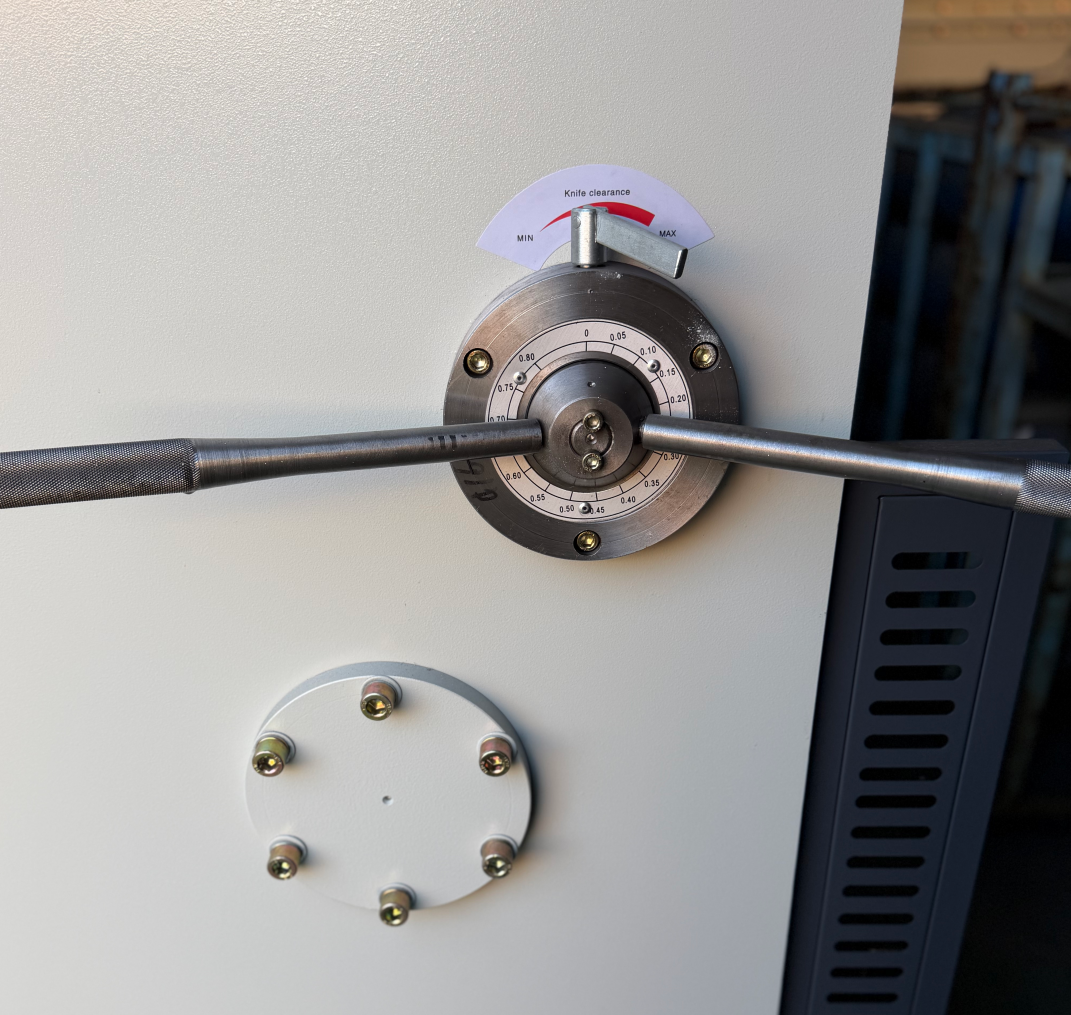 Mechanical blade clearance adjustment on a swing beam shear