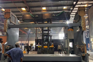 Large press brake during site assembly with machine-specific lifting points
