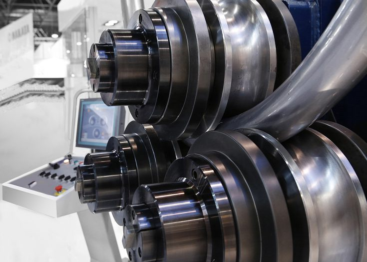 Profile bending machine rolls forming a round metal tube