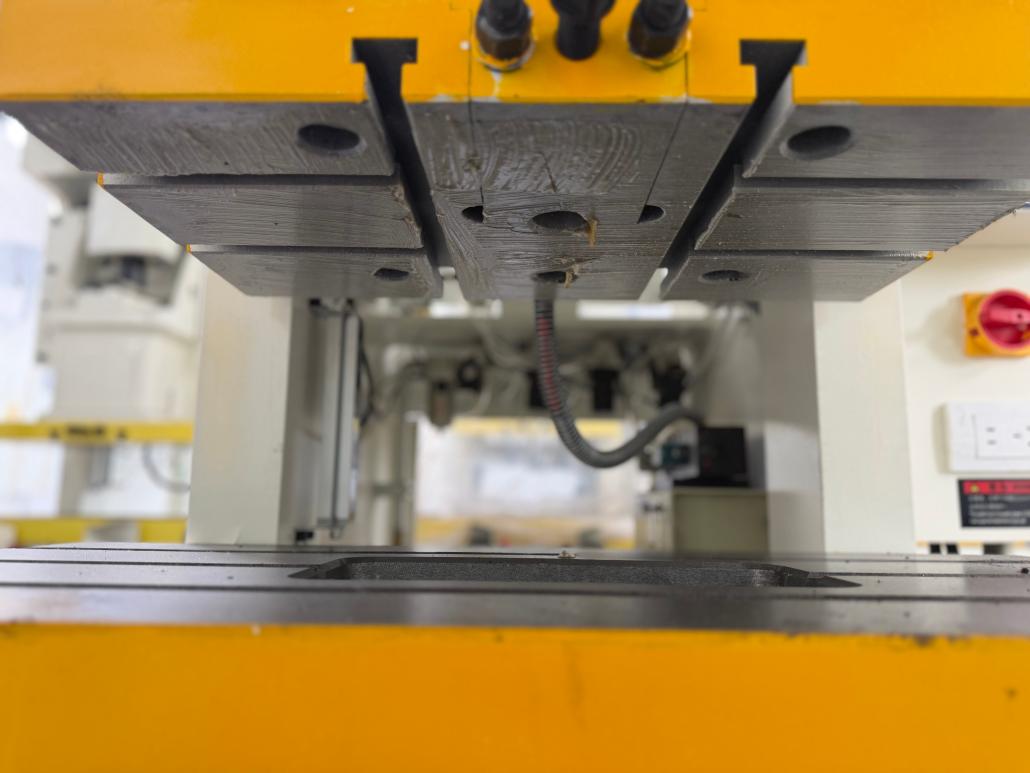 BEIGEMA press showing bed and working area