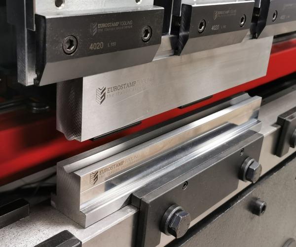 European-style tooling example. Verify the holder and tang dimensions for the actual machine.