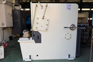 Side view of a BEIGEMA hydraulic shearing machine in the workshop